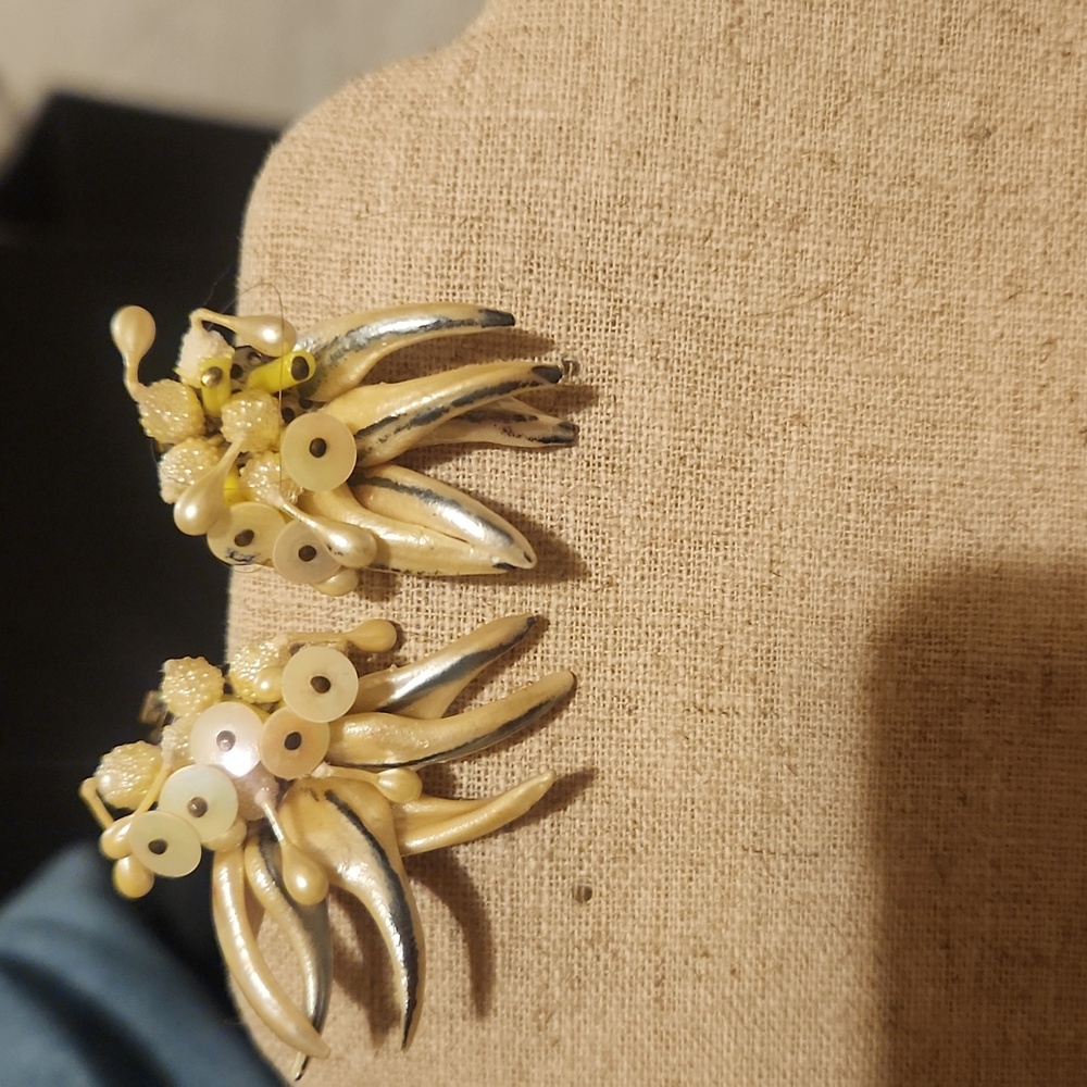 💍 ** BUY ONE GET ONE FREE Vintage clip on cluster earrings